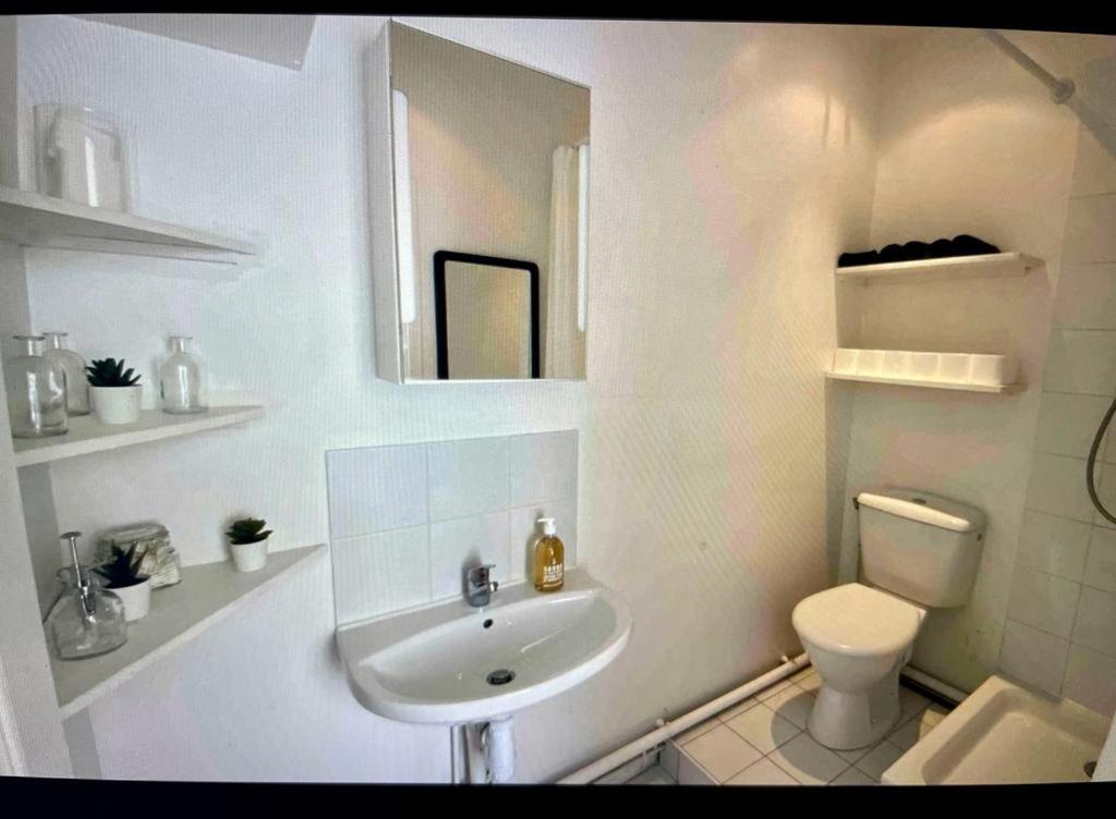 Cute One Bedroom In Le Marais Париж Экстерьер фото